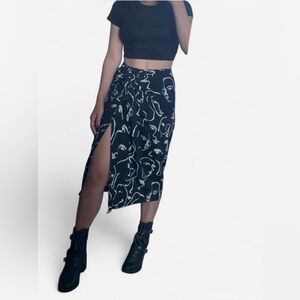Face patterned midi skirt with side slit